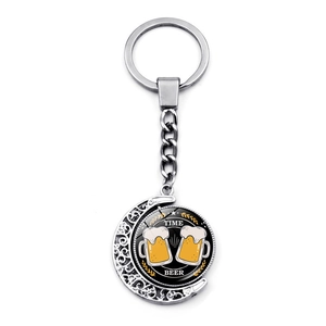 Detail des rotierenden Mond-Schlüsselanhängers mit Time Beer-Logo und goldenen Ähren