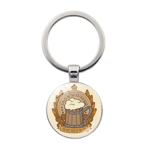 Dettaglio portachiavi in cristallo con illustrazione di birra vintage e anello in metallo