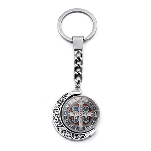 Sint-Benedictus sleutelhanger met draaibare medaille in maanframe en emaille afwerking