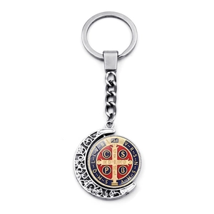 Roterende Sint Benedictus medaille sleutelhanger met maanframe in rood en blauw lak