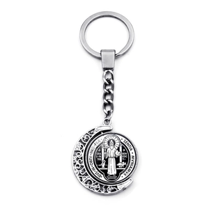 Macro detail van de roterende Sint-Benedictus medaille in zilveren halve maan hanger