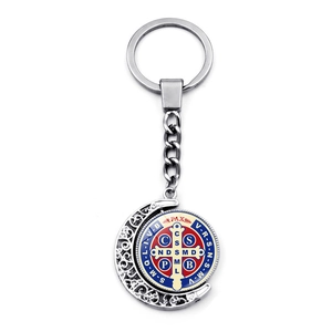 Draaibare St. Benedictus medaille in zilveren maanframe, rood en blauw emaille detail