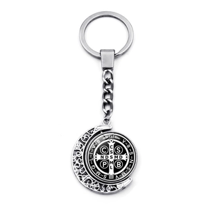 Detail van roterende Sint-Benedictus-medaille sleutelhanger met holle maan en zilveren ring