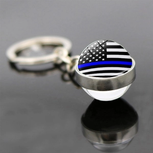 Vista de detalle del llavero con bandera de EE. UU. Thin Blue Line en bola de cristal