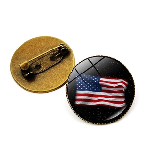 Vista dettagliata della spilla bandiera americana con base in bronzo e chiusura