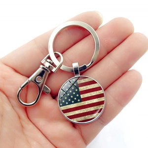 Détail du porte-clés drapeau américain vintage avec fermoir mousqueton et pendentif en verre