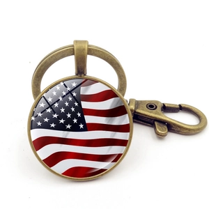 Porte-clés vintage drapeau USA avec cadre en bronze et fermoir homard sur fond blanc
