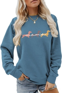 Dettaglio della felpa blu navy con testo MAMA e tre silhouette di cani bassotto
