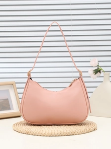 Vista dettagliata della borsa hobo rosa con cerniera dorata su tappetino intrecciato