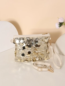 Dettaglio della borsa a paillettes oro chiaro con finiture in pelle crema e zip dorate