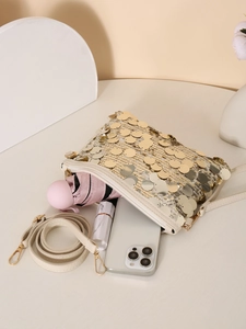Dettaglio interno della borsa con paillettes che mostra spazio per telefono e rossetto