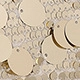 Dettaglio macro delle paillettes oro champagne che decorano la borsa a tracolla alla moda