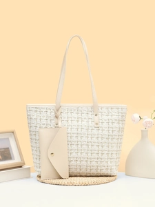 Détail de la texture du sac seau en tweed tissé avec mini pochette assortie exposée