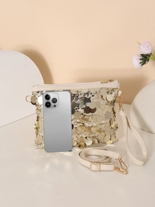 Dettaglio borsa a tracolla con paillettes dorate, cinturini in pelle e confronto taglia smartphone