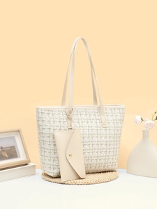 Détail du sac cabas en tweed crème avec fil doré et pochette enveloppe assortie