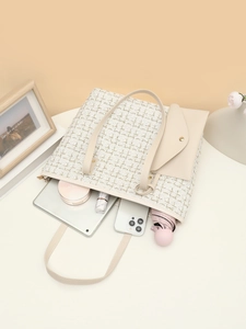 Détail du sac cabas en tweed et cuir montrant sa grande capacité pour tablette et maquillage