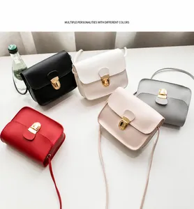 Detailansicht verschiedener Crossbody-Taschen aus PU-Leder mit Metall-Druckverschluss