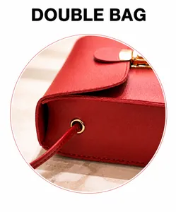 Detailansicht der roten Ledertasche mit strukturierten Kanten und Goldbeschlägen