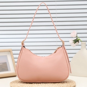 Borsa a spalla semicerchio rosa con ricamo floreale e cerniera dorata su sfondo rustico