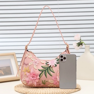 Borsa a spalla rosa a mezzaluna con ricamo floreale e riferimento di taglia smartphone