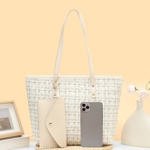 Ensemble sac seau en tweed crème avec tissage doré et pochette enveloppe assortie