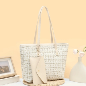 Sac seau tissé blanc cassé élégant avec détails dorés et pochette assortie