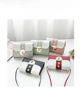Détail de mini sacs à bandoulière bicolores avec boucles dorées en cinq couleurs variées