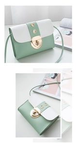 Détail du sac bandoulière bicolore vert menthe et blanc avec boucles métalliques dorées