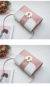 Détail d'un sac à bandoulière bicolore rose et blanc avec serrure cœur dorée