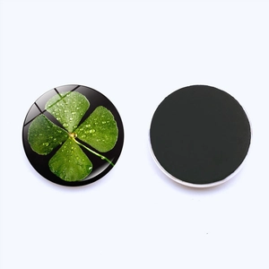 Détail de l'aimant de frigo trèfle 25mm montrant le motif en verre et le dos magnétique