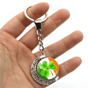 Porte-clés trèfle irlandais rotatif avec pendentif lune en métal argenté brillant