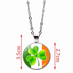 Pendentif trèfle à quatre feuilles porte-bonheur avec drapeau irlandais et dôme en verre