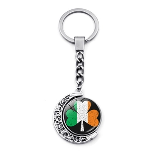 Détail du porte-clés lune rotative avec trèfle aux couleurs du drapeau irlandais