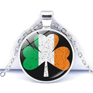 Détail du collier trèfle avec pendentif en verre aux couleurs du drapeau irlandais