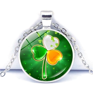 Détail du collier trèfle avec drapeau irlandais et pendentif en verre en forme de cœur