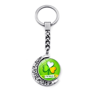 Porte-clés Saint-Patrick avec pendentif lune rotatif et design de trèfle irlandais