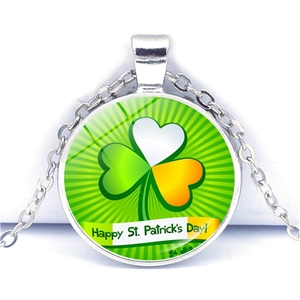 Détail du pendentif Saint-Patrick avec motif trèfle aux couleurs de l'Irlande sur verre