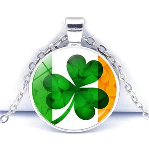 Détail du collier trèfle irlandais avec pendentif en verre sur une chaîne argent