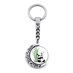 Porte-clés panda rotatif avec cadre en croissant de lune argenté et motif bambou