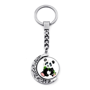 Détail du pendentif lune rotatif avec motif de panda mignon et bambou sur porte-clés