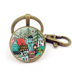 Détails du porte-clés en bronze avec un pendentif artistique de cabanes en forêt
