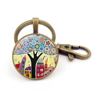 Gros plan d'un porte-clés bronze vintage avec pendentif rond arbre de vie et maison