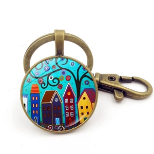 Détail d'un porte-clés en bronze rétro avec pendentif en verre et illustration de maison