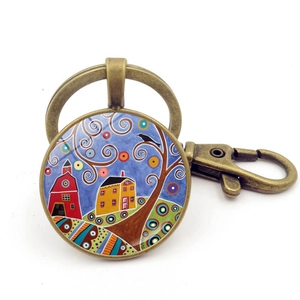 Détail du porte-clés en bronze avec peinture à l'huile de maisons colorées