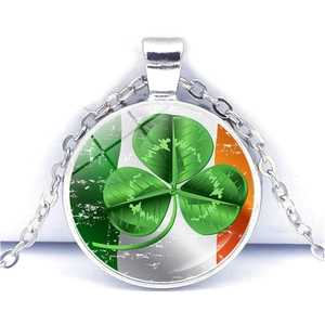 Collier trèfle à quatre feuilles avec dôme en verre drapeau Irlande et chaîne argent