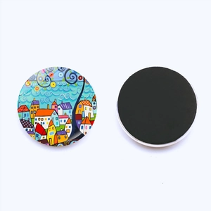 Detail eines runden Glas-Kühlschrankmagnets mit Sternenhaus-Kunst und Magnetseite