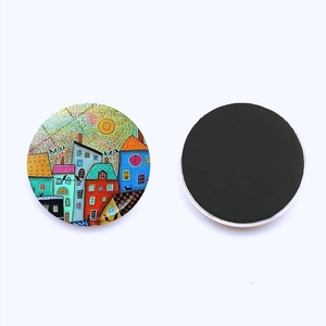 Detail eines 25 mm runden Glas-Kühlschrankmagneten mit abstrakter Kunst und Magnet