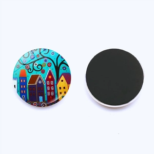 Makro-Detail runder Kühlschrankmagnet aus Kristallglas mit Haus-Design und Magnetrückseite