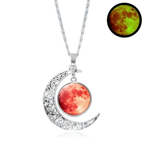 Dettaglio della collana luna d'argento con sfera rossa ed effetto luminoso verde al buio