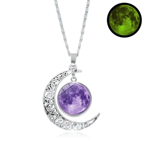 Dettaglio del ciondolo a luna cava argentata con pietra viola ed effetto luminoso verde al buio